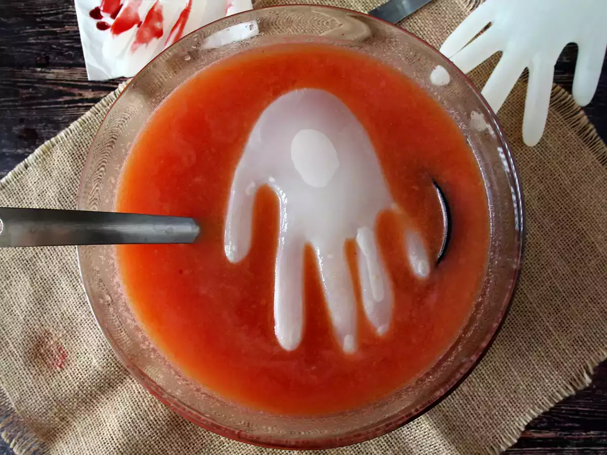 Koktajl za noč čarovnic z ledeno kocko v obliki roke – preprost vodič! - fotografija 3
