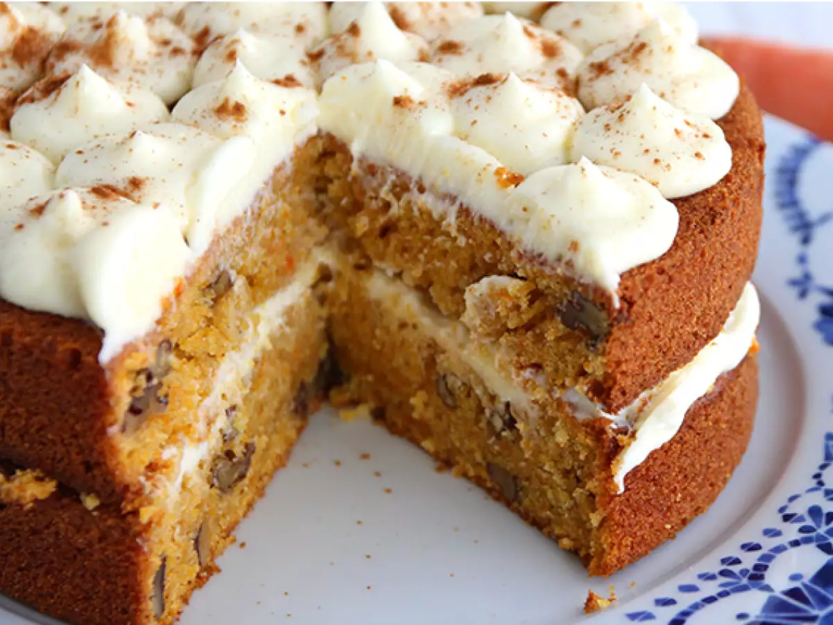 Korenčkova torta z orehi – carrot cake - fotografija 2