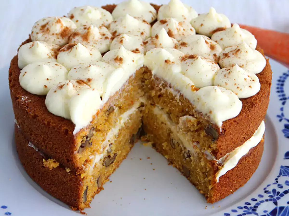 Korenčkova torta z orehi – carrot cake - fotografija 4