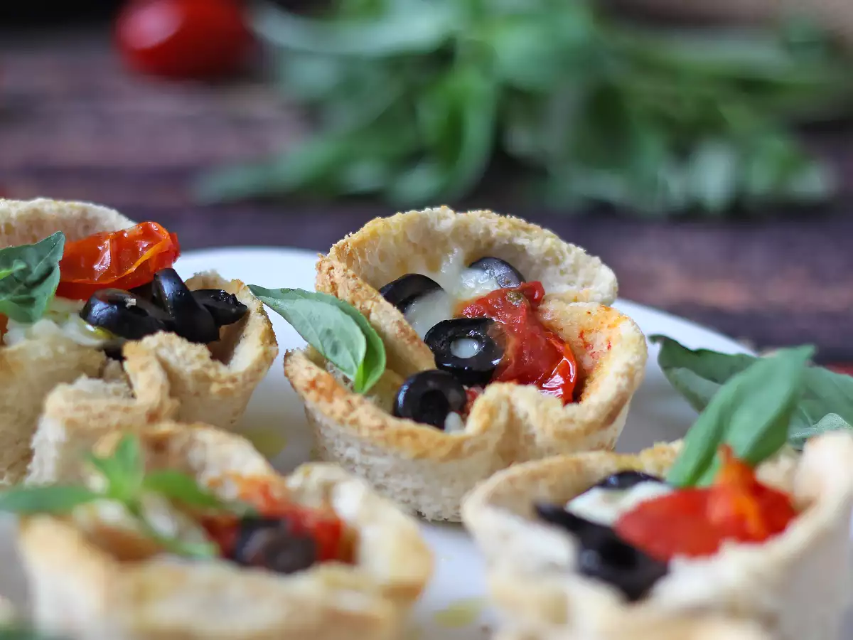 Košare kruha z mocarelo, češnjevim paradižnikom in črnimi olivami - fotografija 2