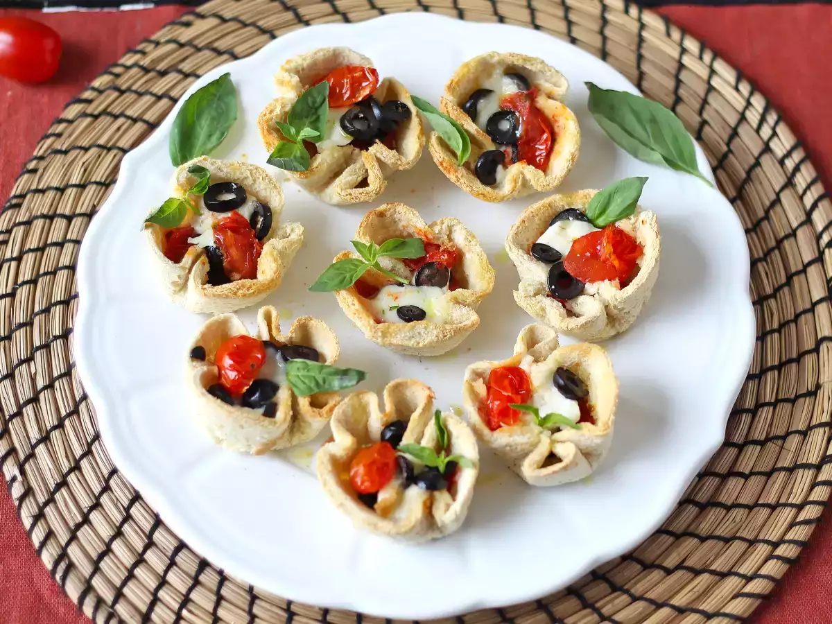 Košare kruha z mocarelo, češnjevim paradižnikom in črnimi olivami - fotografija 3