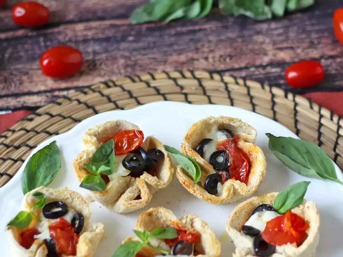 Košare kruha z mocarelo, češnjevim paradižnikom in črnimi olivami - fotografija 4