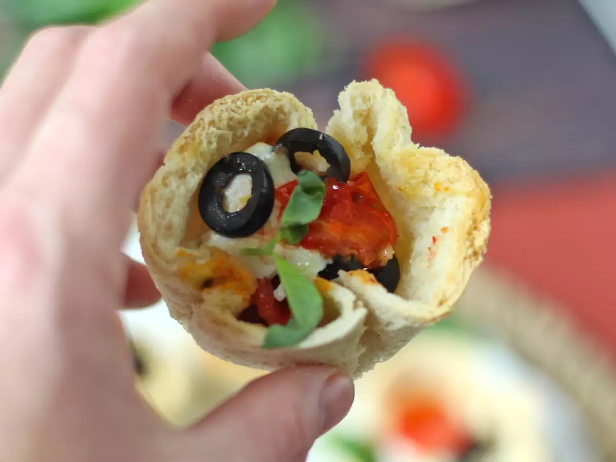 Košare kruha z mocarelo, češnjevim paradižnikom in črnimi olivami - fotografija 5