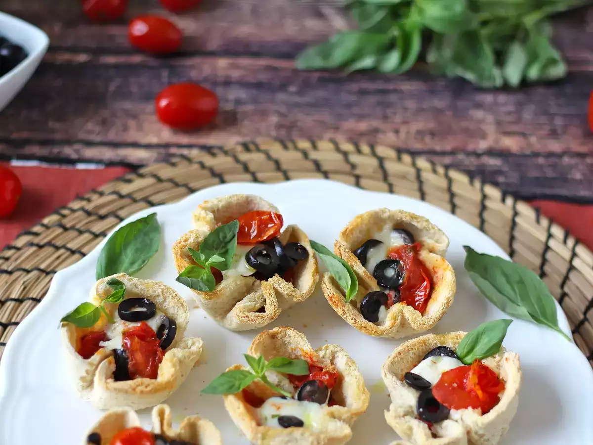 Košare kruha z mocarelo, češnjevim paradižnikom in črnimi olivami - fotografija 6