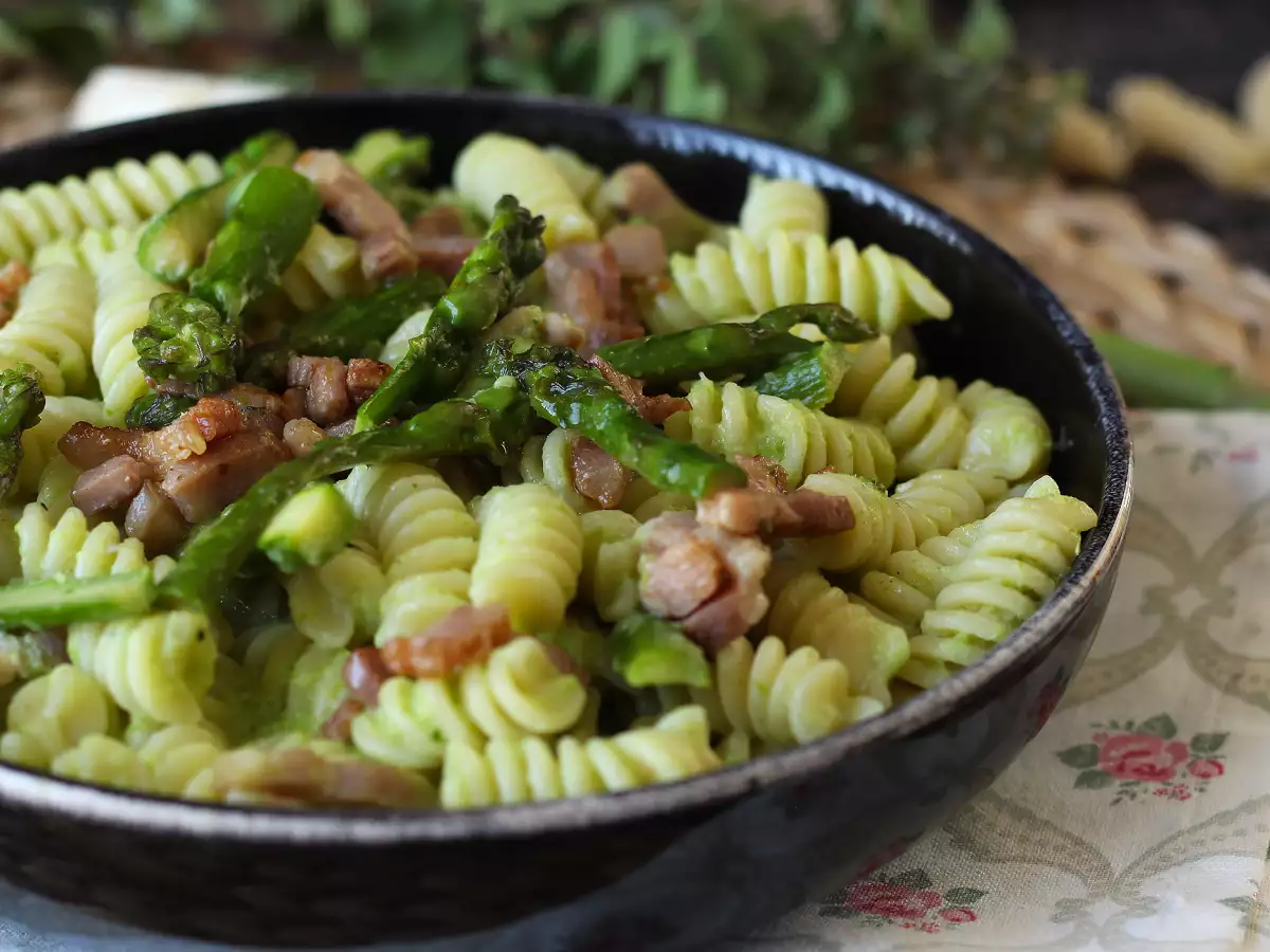 Kremne testenine s šparglji in slanino: preprost in okusen recept - fotografija 2