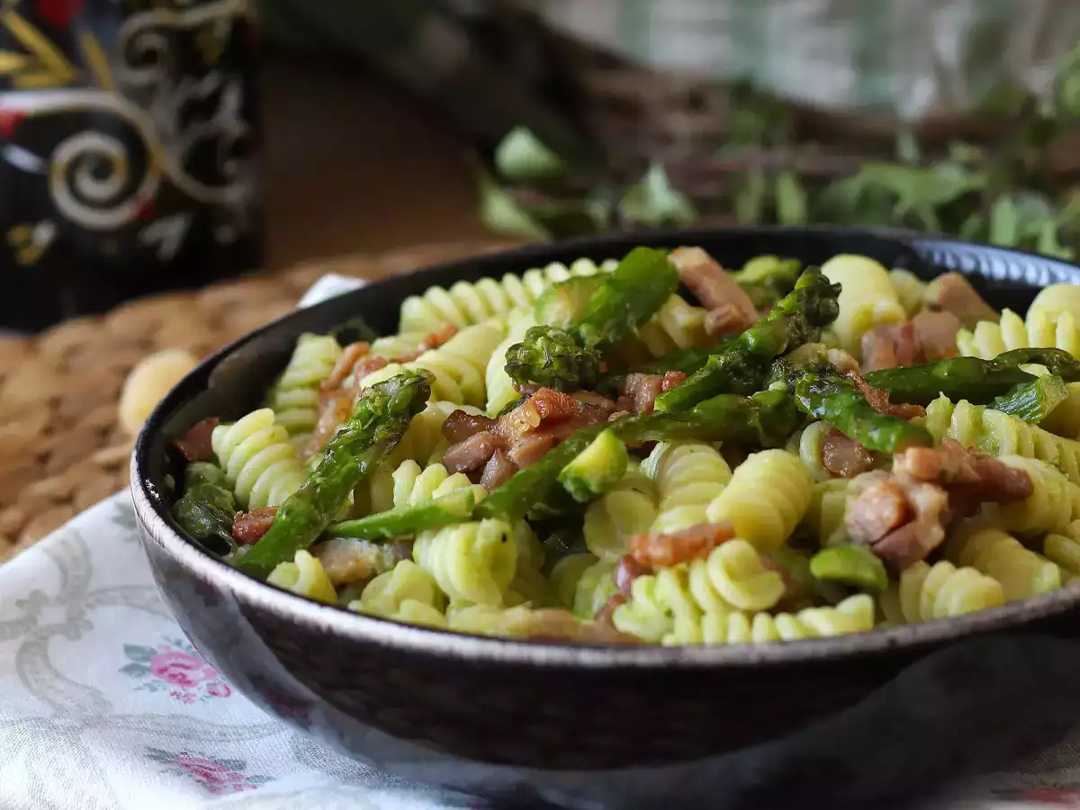 Kremne testenine s šparglji in slanino: preprost in okusen recept - fotografija 3