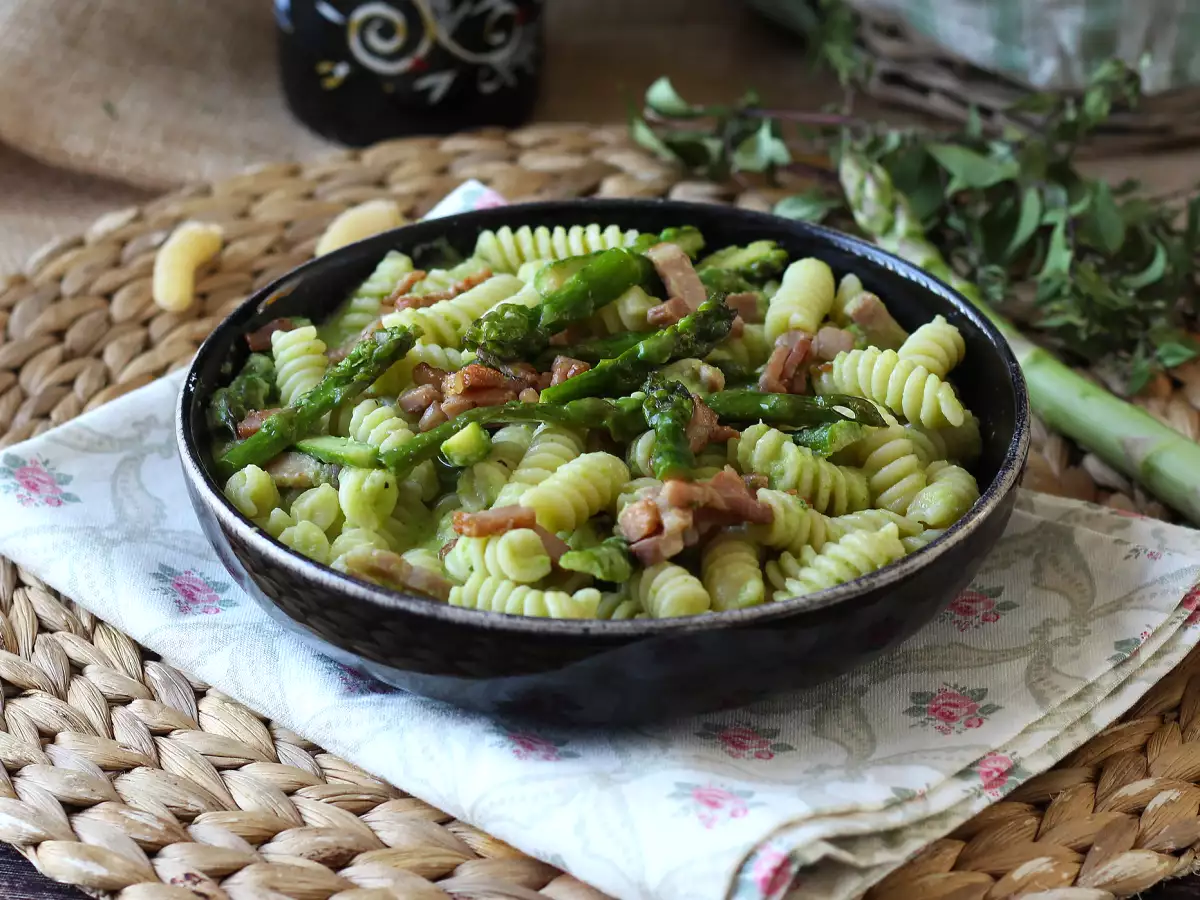 Kremne testenine s šparglji in slanino: preprost in okusen recept - fotografija 4