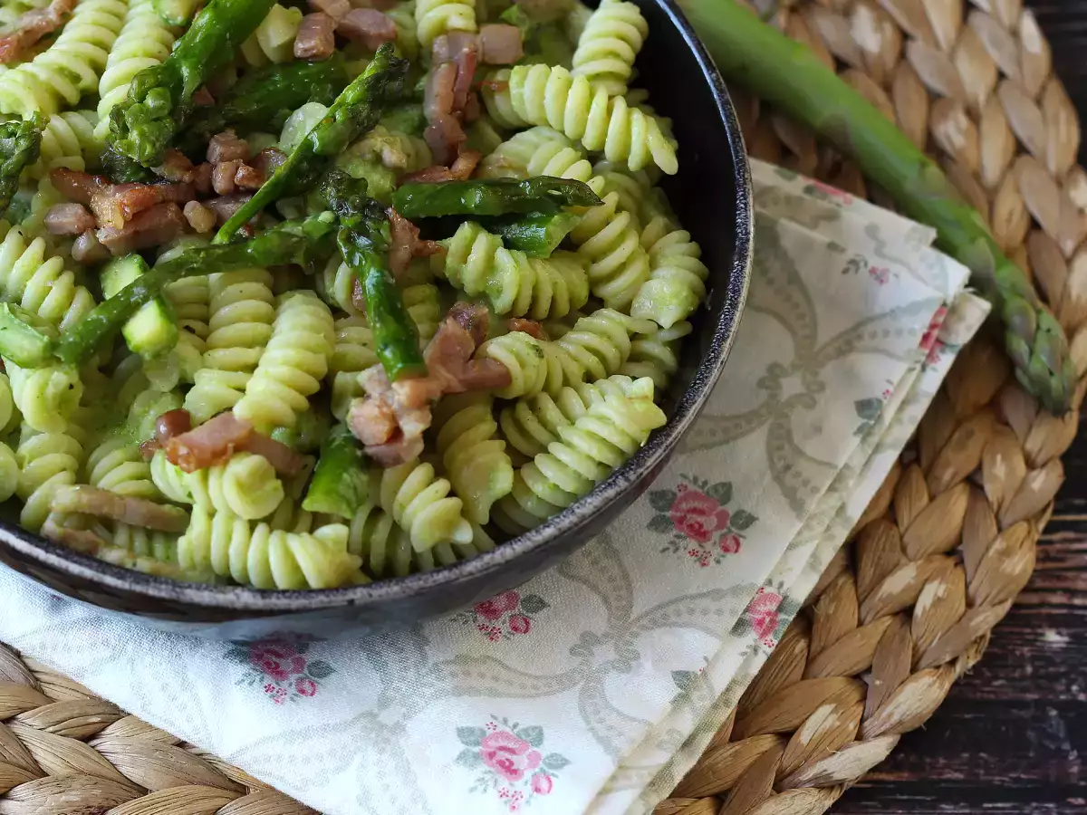 Kremne testenine s šparglji in slanino: preprost in okusen recept - fotografija 5