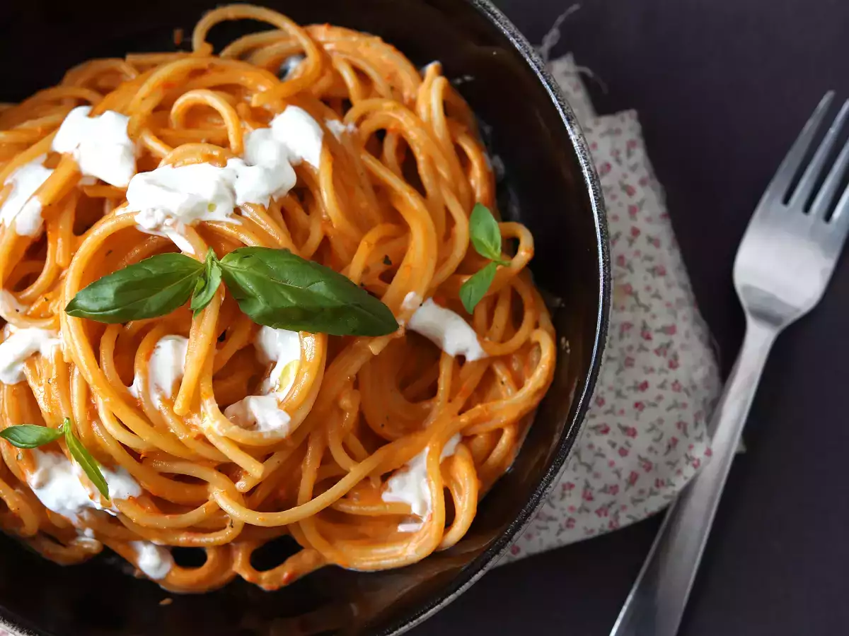 Kremne testenine z burrato in češnjevim paradižnikom - fotografija 2