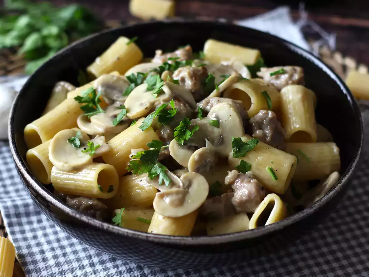 Kremne testenine z gobami in klobaso - fotografija 3