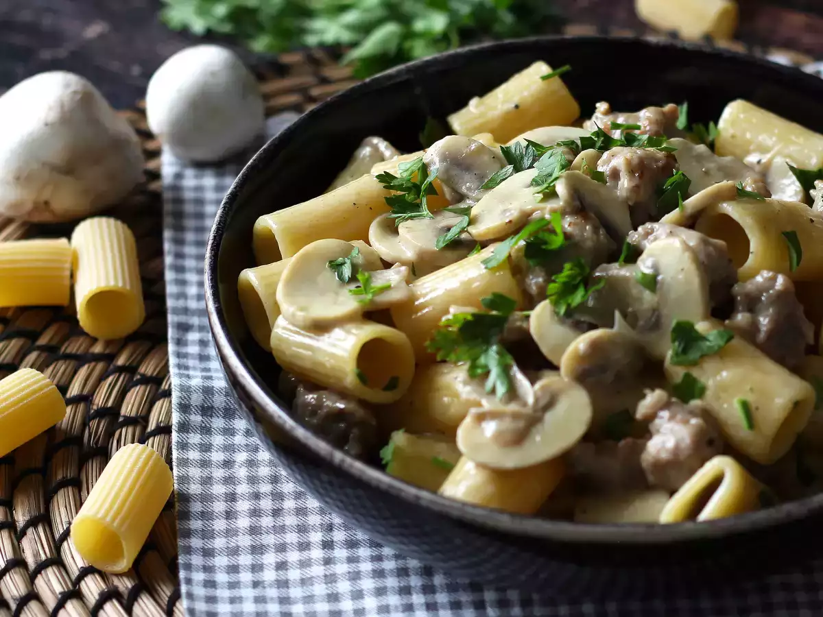 Kremne testenine z gobami in klobaso - fotografija 4