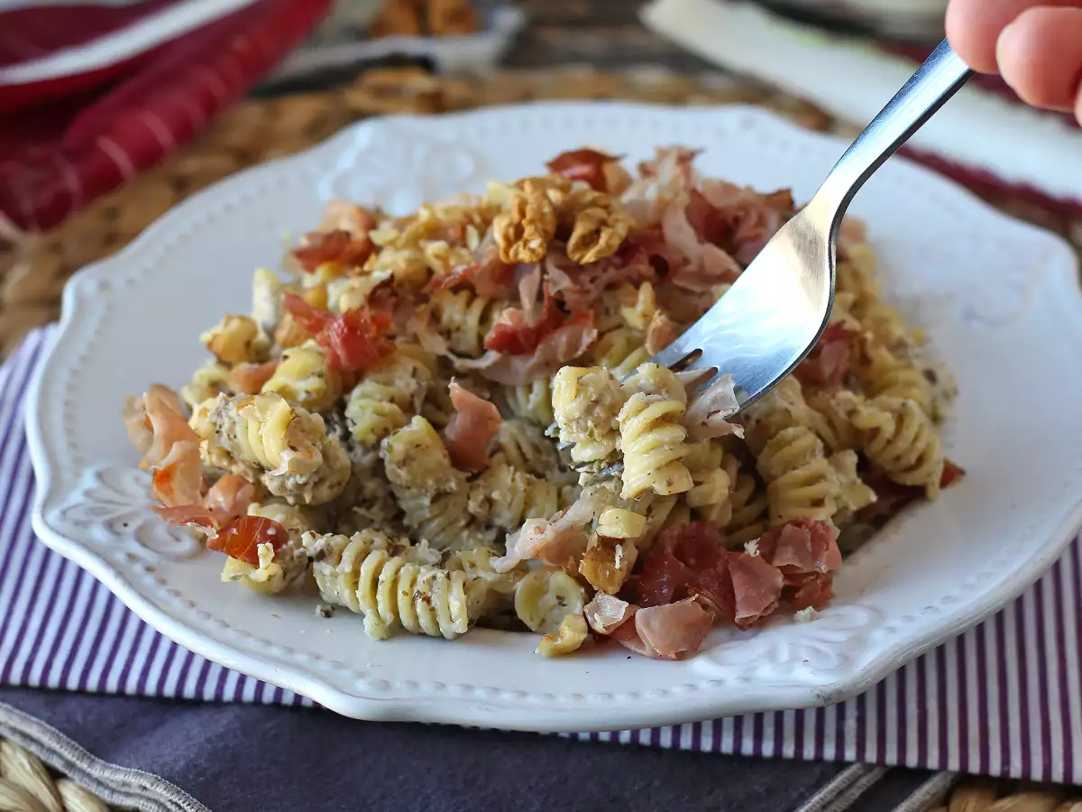 Kremne testenine z radičem, hrustljavim špekom in orehi: hiter in neustavljiv recept - fotografija 2