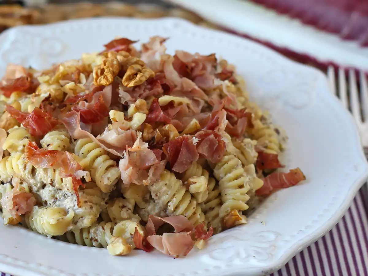 Kremne testenine z radičem, hrustljavim špekom in orehi: hiter in neustavljiv recept - fotografija 5