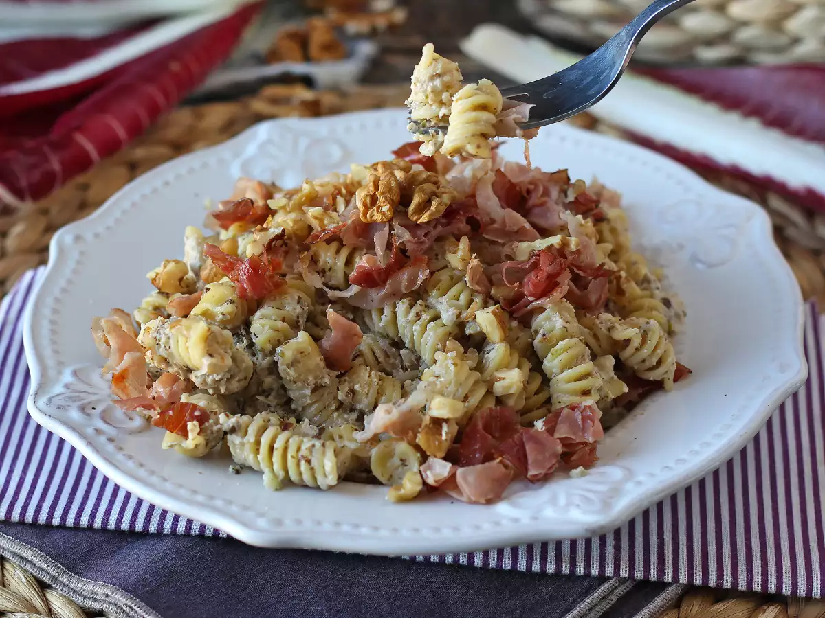 Kremne testenine z radičem, hrustljavim špekom in orehi: hiter in neustavljiv recept - fotografija 6