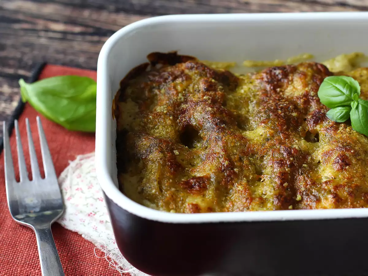 Kremni kaneloni s pestom, gratinirani v pečici: preprost in okusen recept - fotografija 4