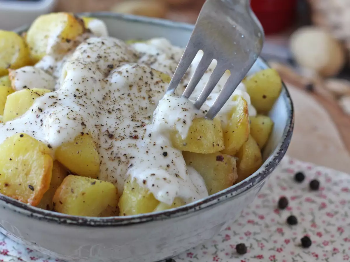 Kremni krompir cacio e pepe iz pečice: preprosta priloga, ki navduši vsakogar!