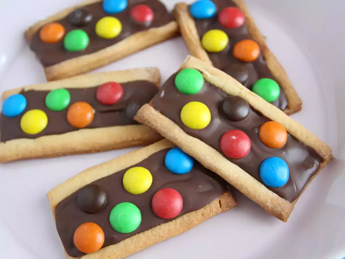 Krhki piškoti z M&M's - fotografija 2