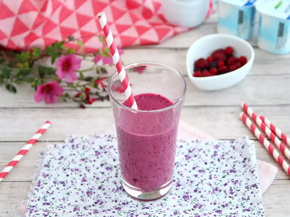 Lassi z rdečim jagodičevjem
