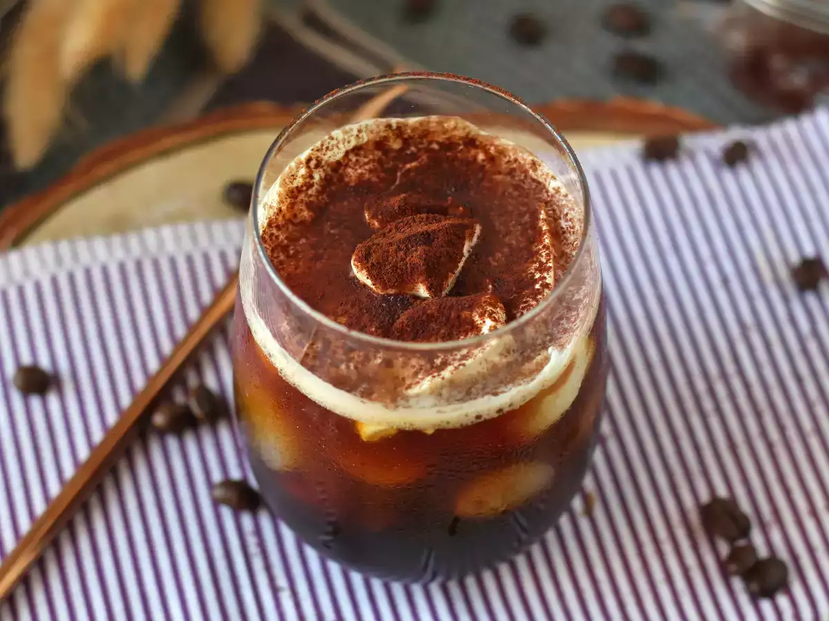 Ledena kava z okusom tiramisuja - fotografija 2