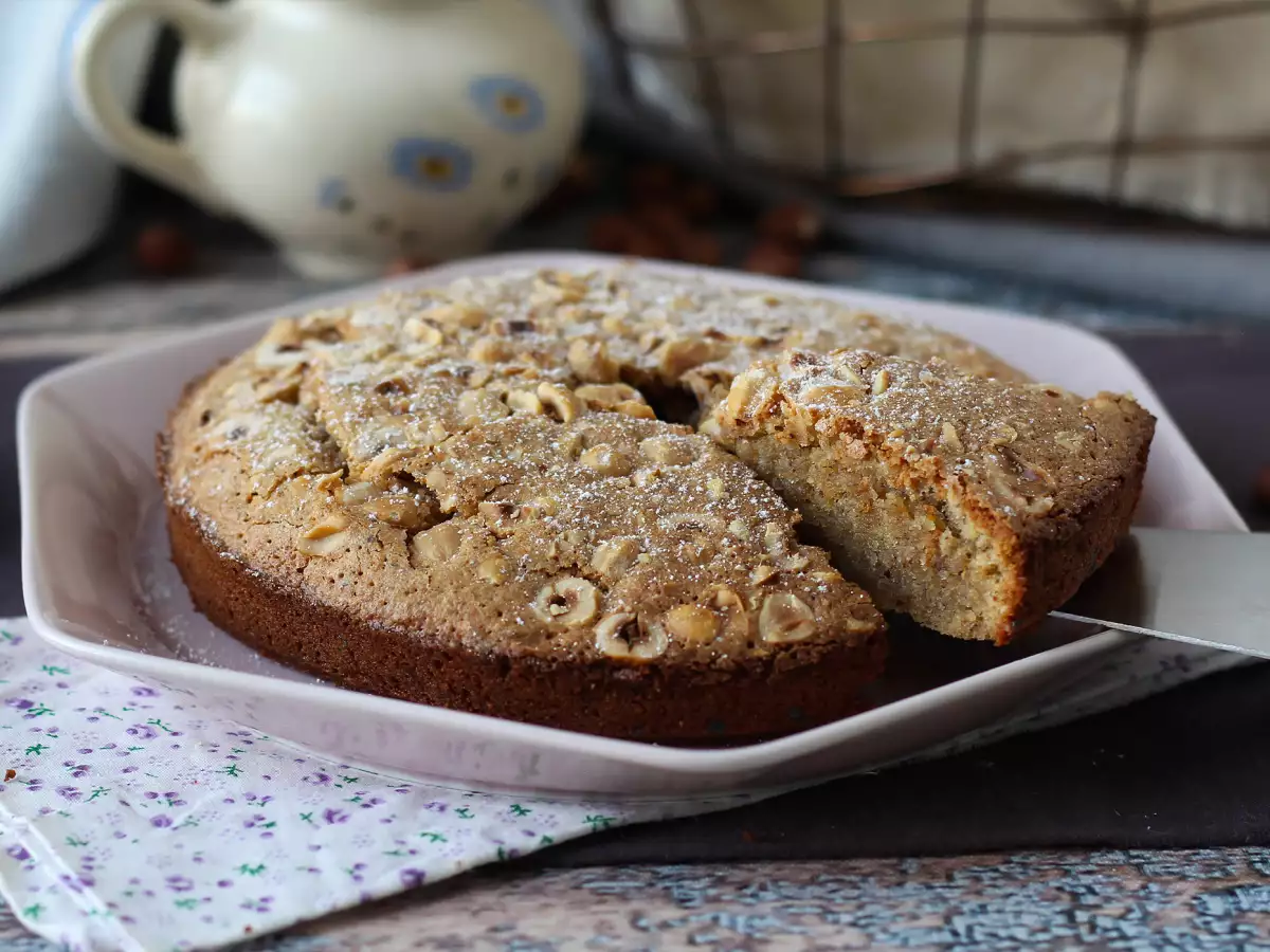 Lešnikova torta – sočna in hrustljava torta iz 5 sestavin!