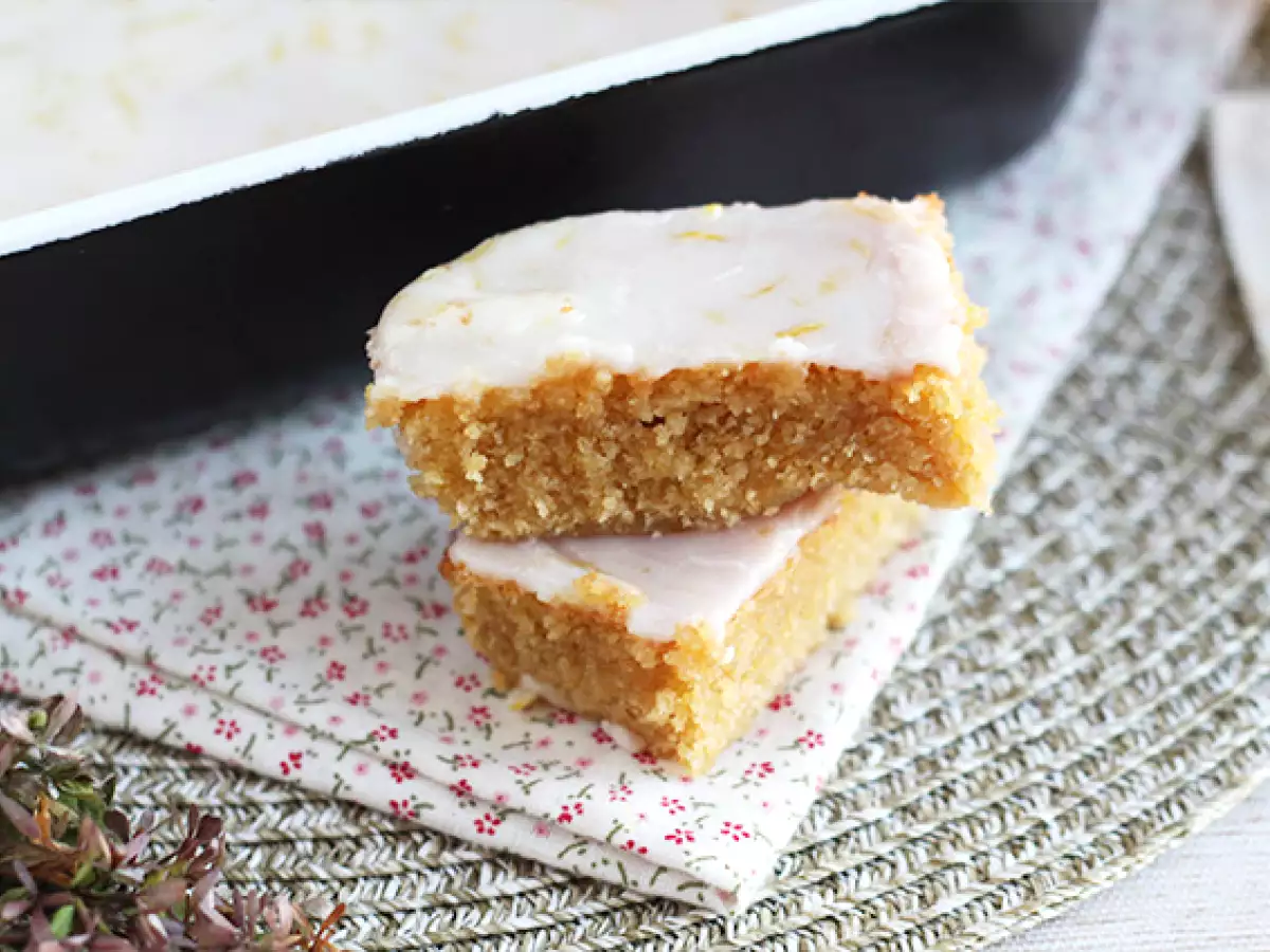 Limonin brownie z ovsenimi kosmiči in limonino glazuro
