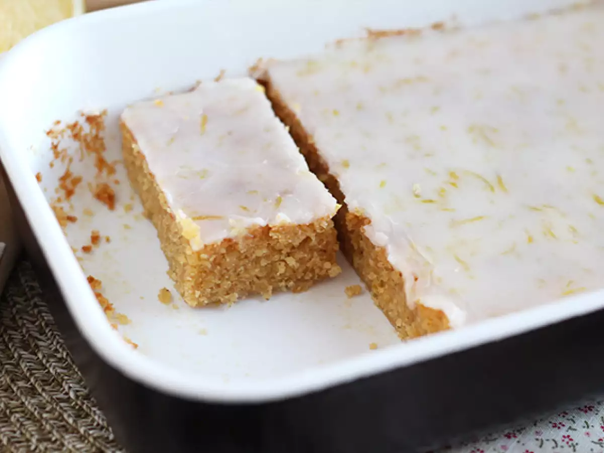 Limonin brownie z ovsenimi kosmiči in limonino glazuro - fotografija 4