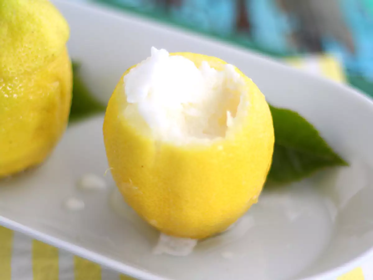 Limonin sorbet v limonini lupini – osvežujoča sladica - fotografija 3