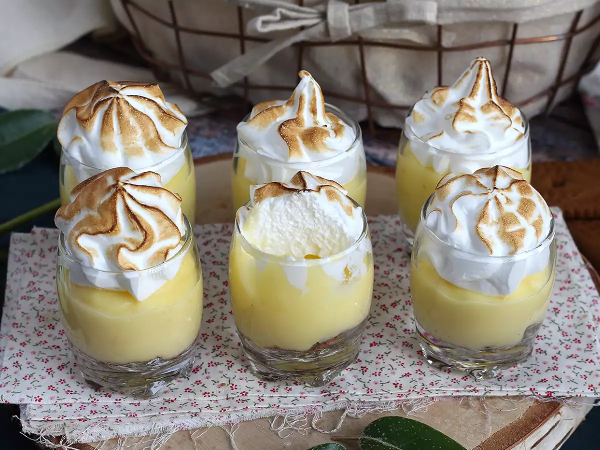 Limonina pita z meringo v kozarčkih - fotografija 2