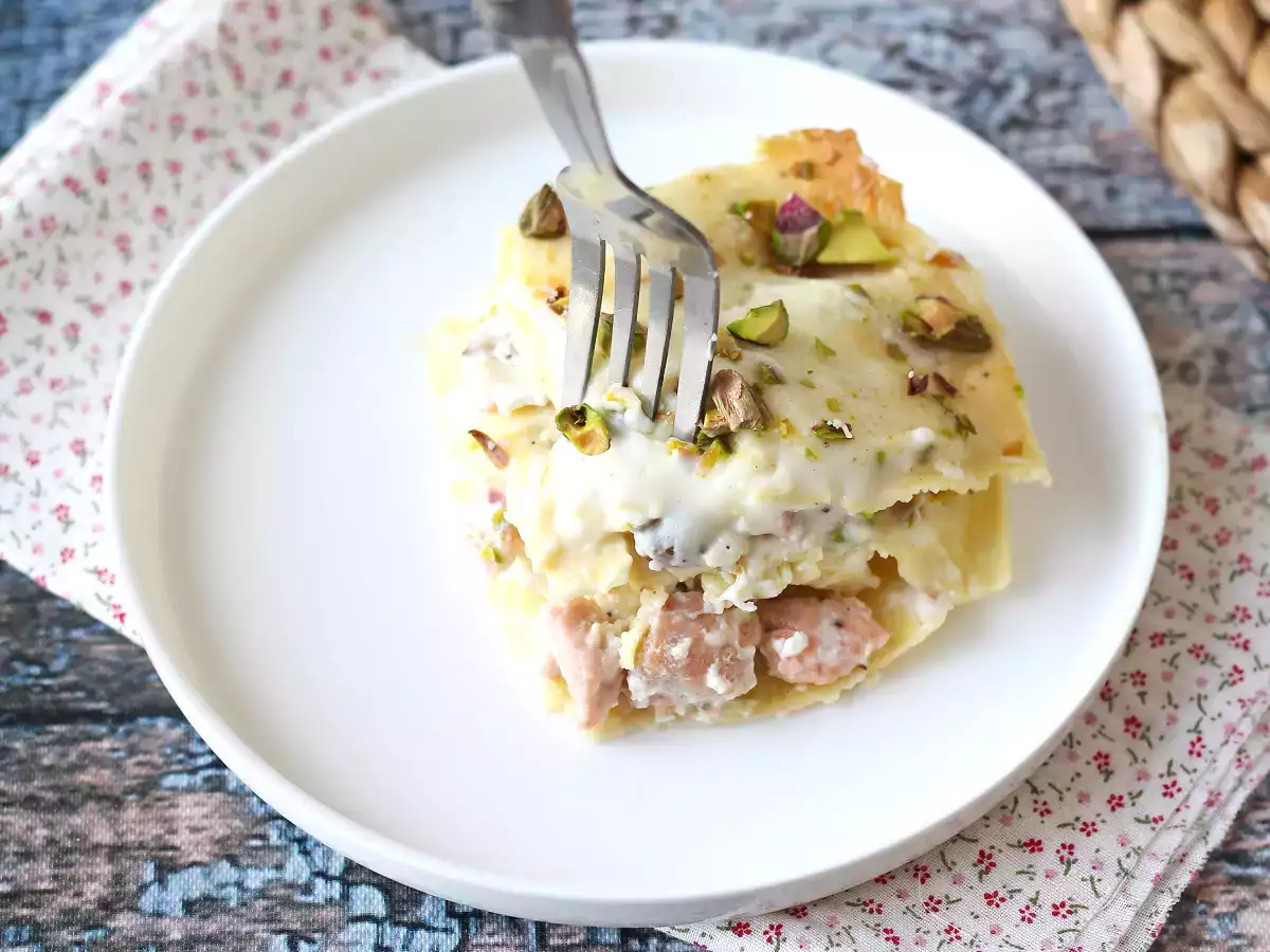 Lososova lazanja z burrato in kremnimi, hrustljavimi pistacijami - fotografija 6