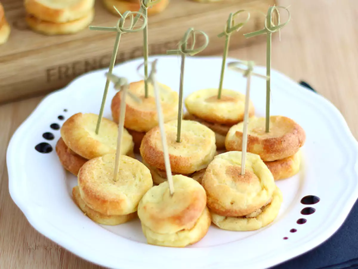 Makroni s foie grasom in suflejskimi quenellami