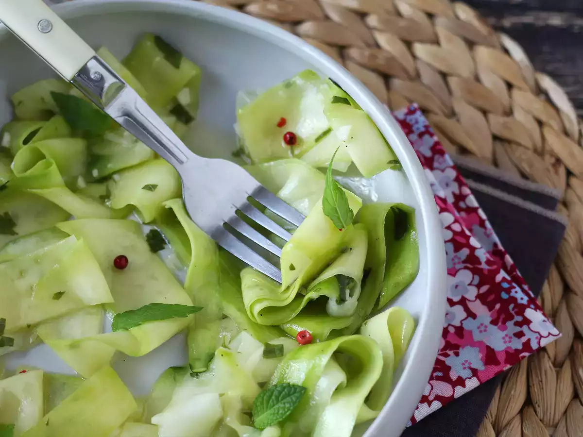 Marinirane bučke: popoln zelenjavni karpačo za poletje! - fotografija 2