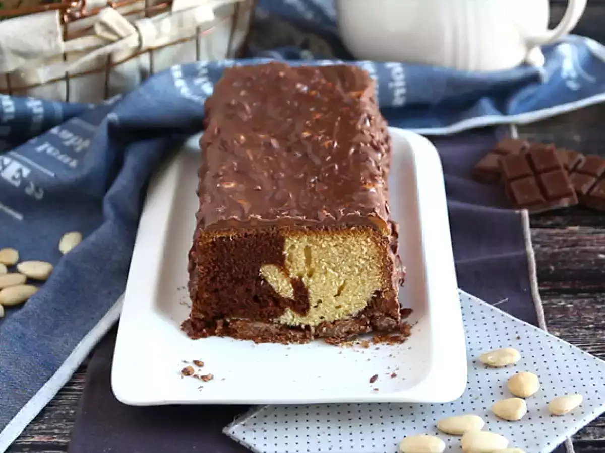 Marmorna biskvitna torta z mandljevo glazuro - fotografija 2