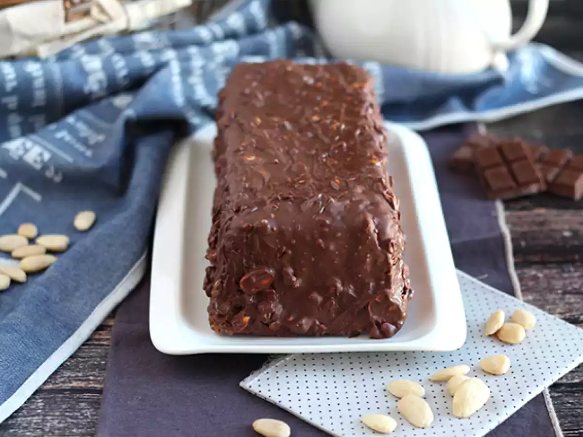 Marmorna biskvitna torta z mandljevo glazuro - fotografija 5