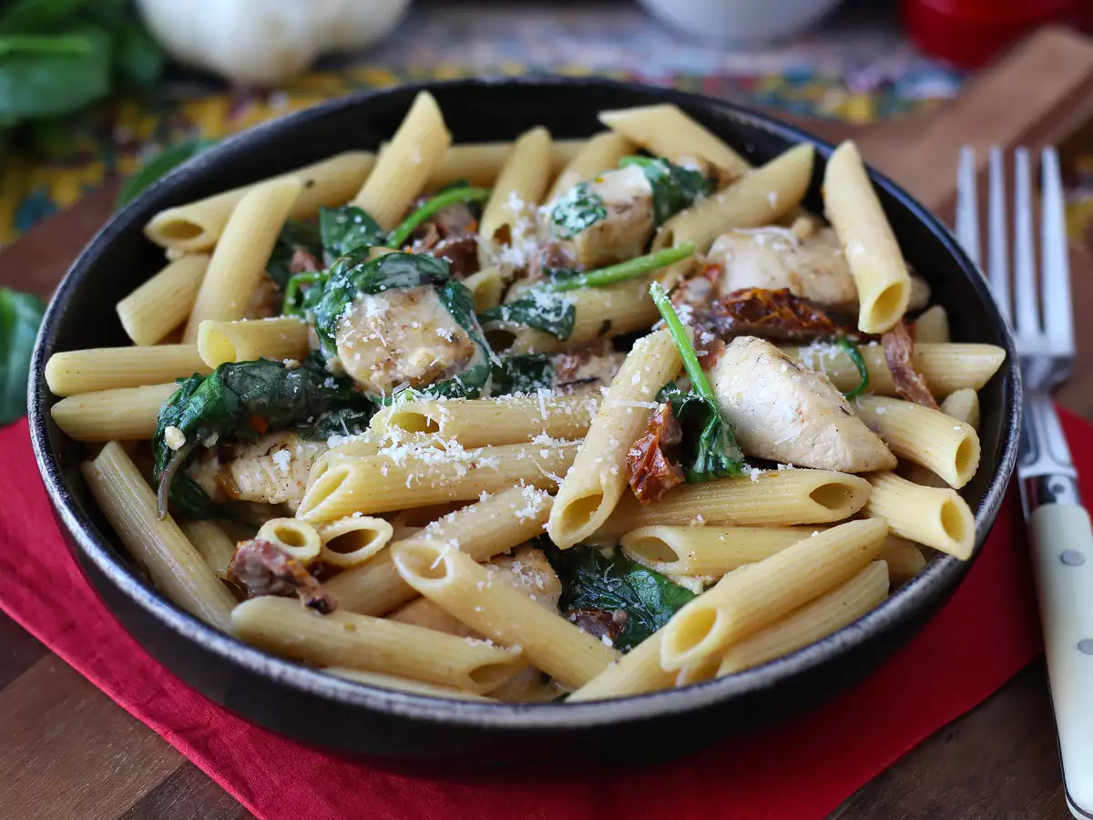 Marry Me Chicken Pasta: kremaste testenine s piščancem, sušenimi paradižniki in parmezanom