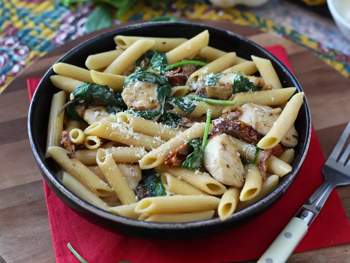 Marry Me Chicken Pasta: kremaste testenine s piščancem, sušenimi paradižniki in parmezanom - fotografija 2