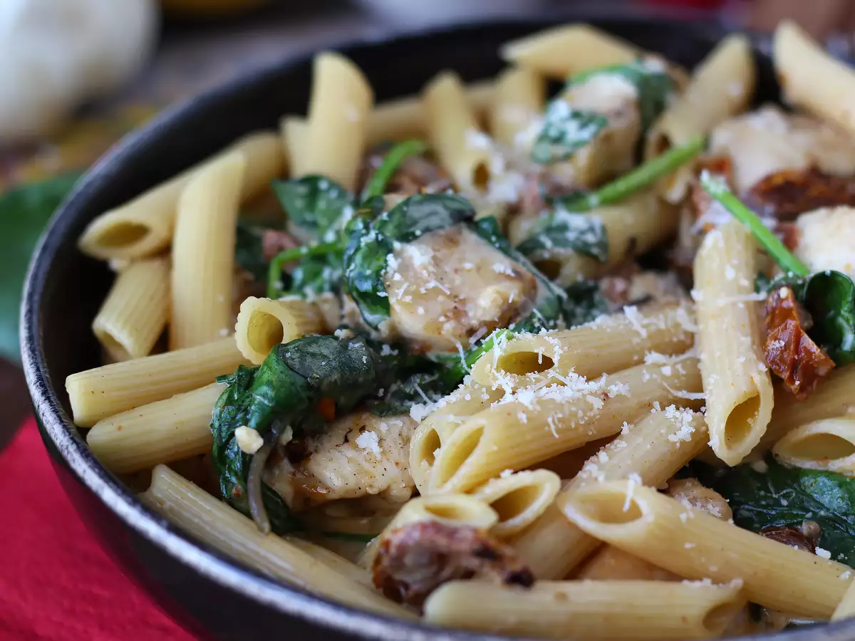 Marry Me Chicken Pasta: kremaste testenine s piščancem, sušenimi paradižniki in parmezanom - fotografija 3