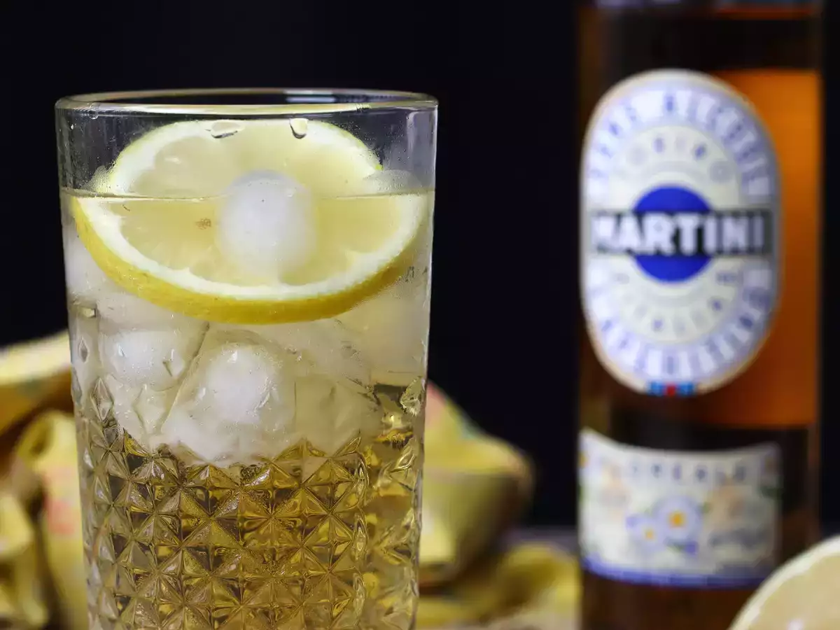 Martini Spritz brez alkohola, sladek cvetlični koktajl za aperitiv - fotografija 2