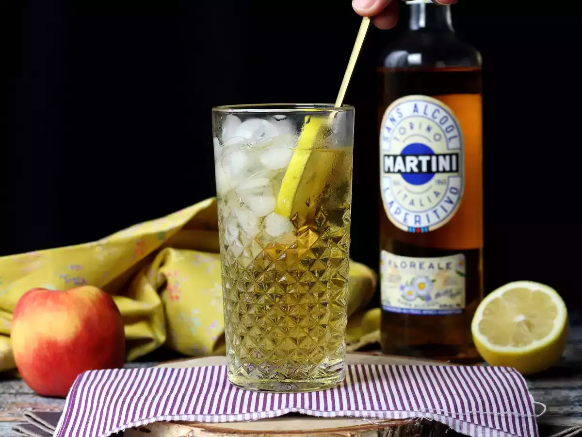 Martini Spritz brez alkohola, sladek cvetlični koktajl za aperitiv - fotografija 3