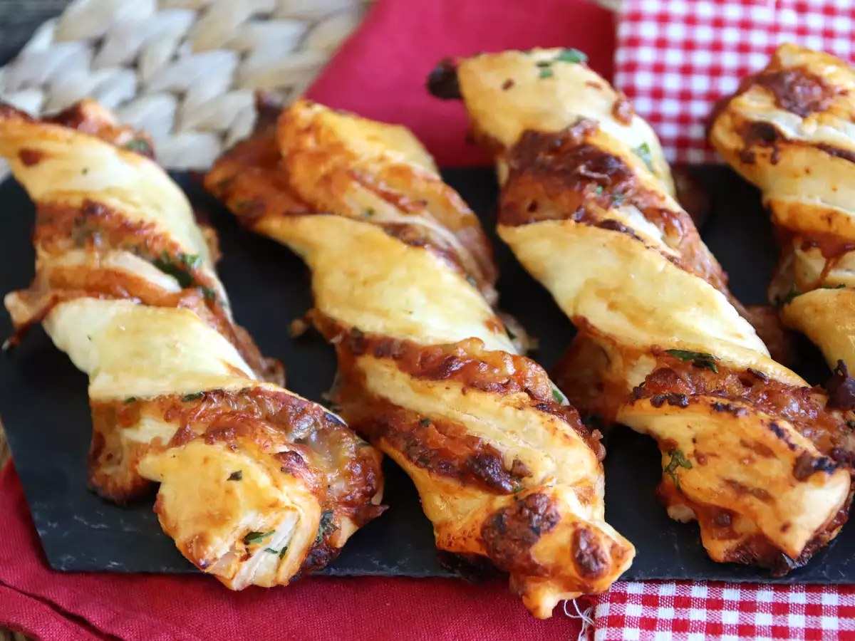 Maxi zavitki iz listnatega testa (paradižnik, šunka, mocarela, peteršilj) - fotografija 2