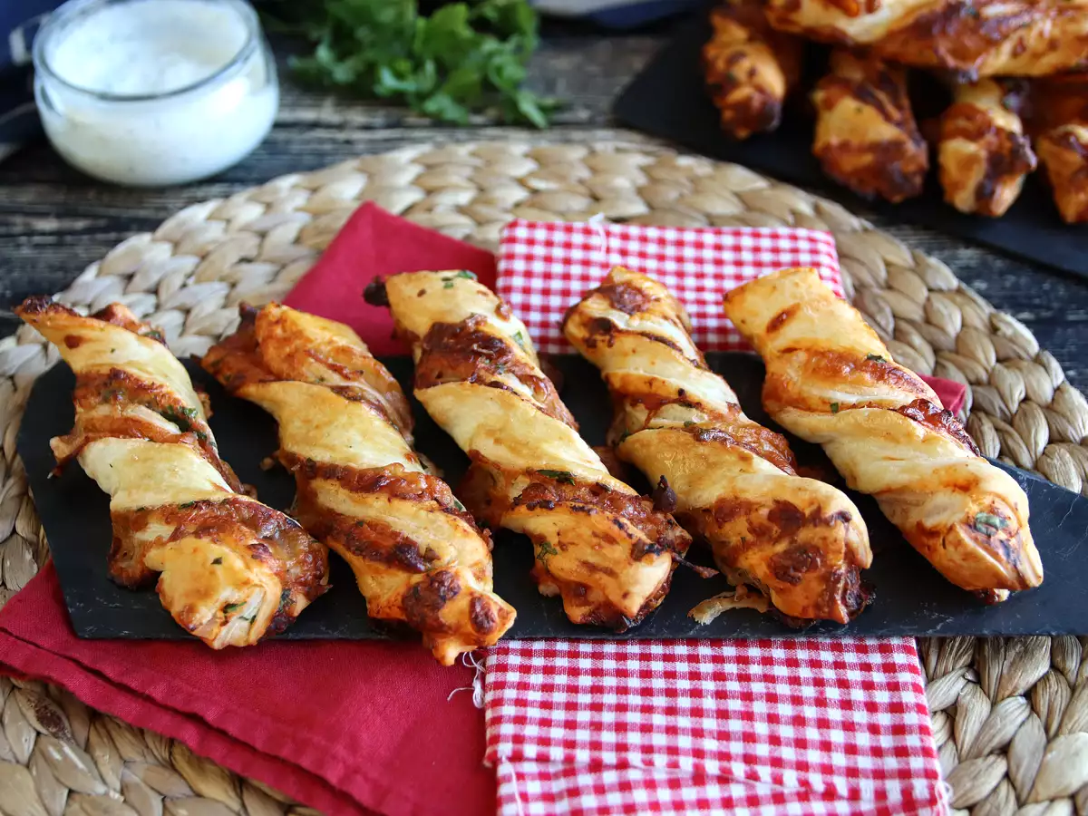 Maxi zavitki iz listnatega testa (paradižnik, šunka, mocarela, peteršilj) - fotografija 3