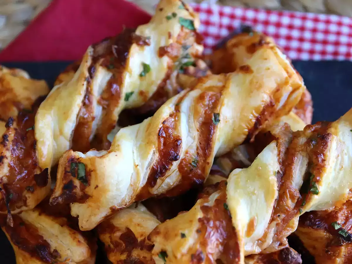 Maxi zavitki iz listnatega testa (paradižnik, šunka, mocarela, peteršilj) - fotografija 4