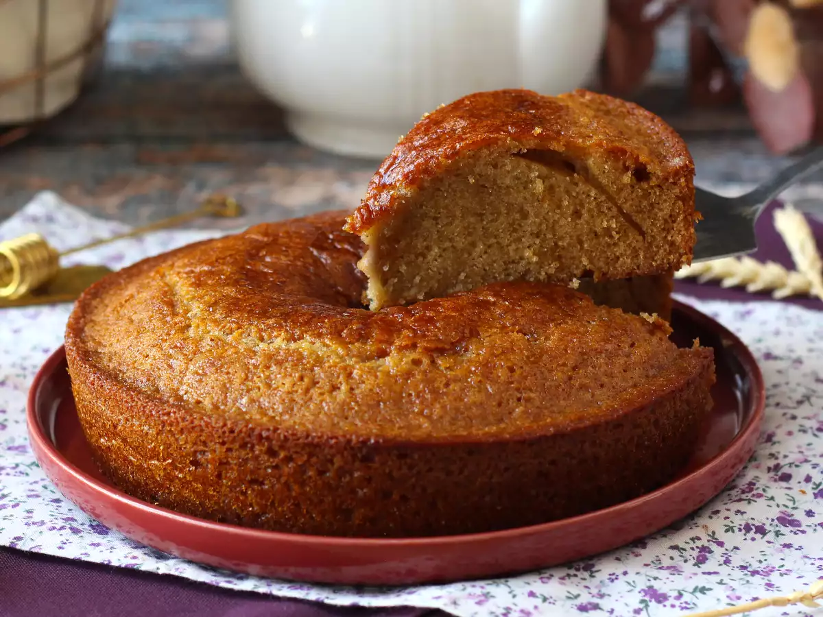Mehka in sočna medena torta: preprosta priprava brez mešalnika - fotografija 3