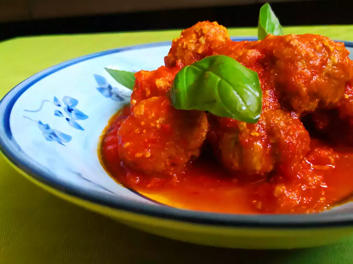 Mehke in okusne mesne kroglice z omako - fotografija 2