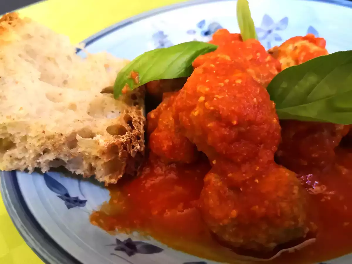 Mehke in okusne mesne kroglice z omako - fotografija 4