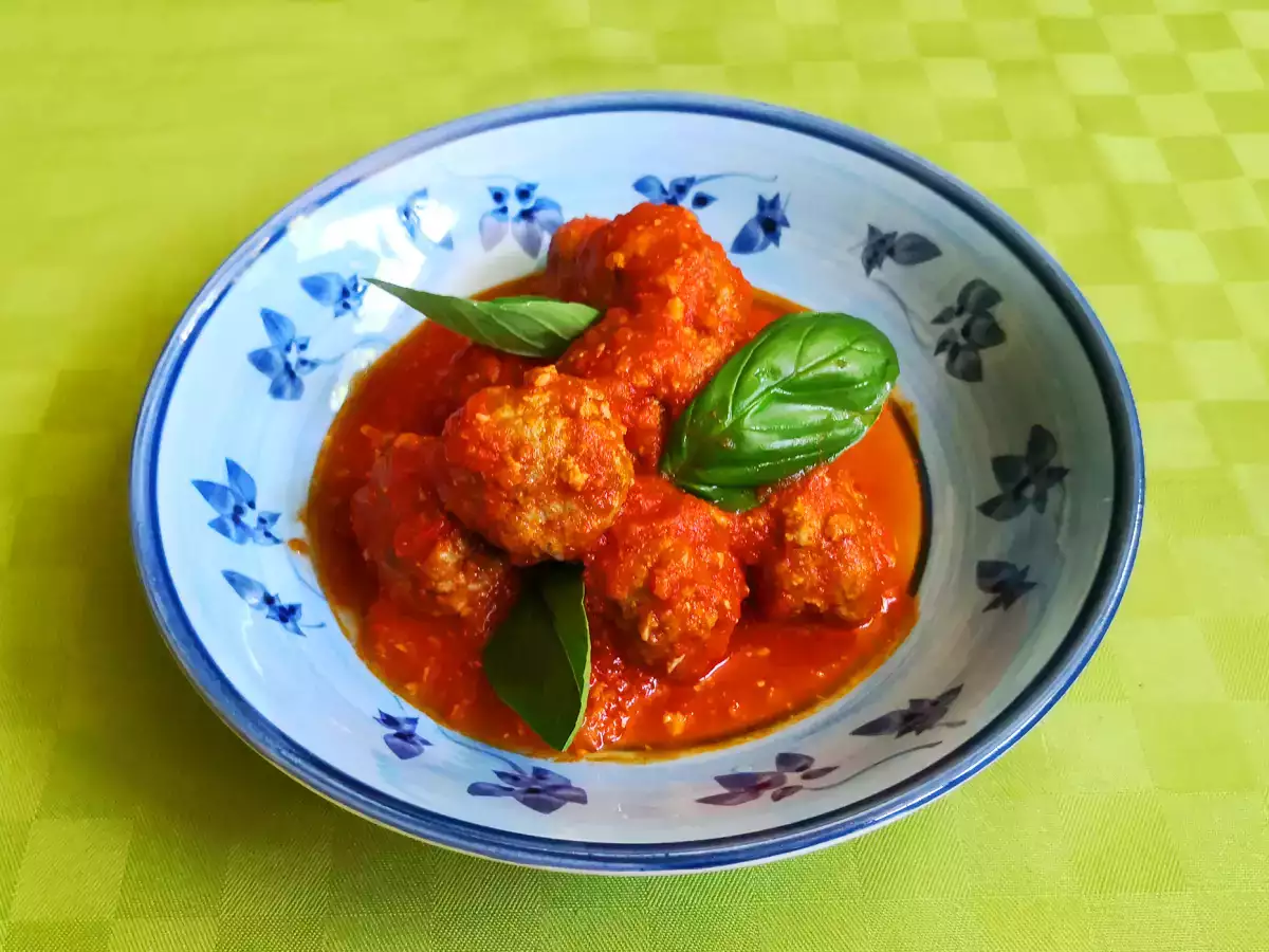 Mehke in okusne mesne kroglice z omako - fotografija 5