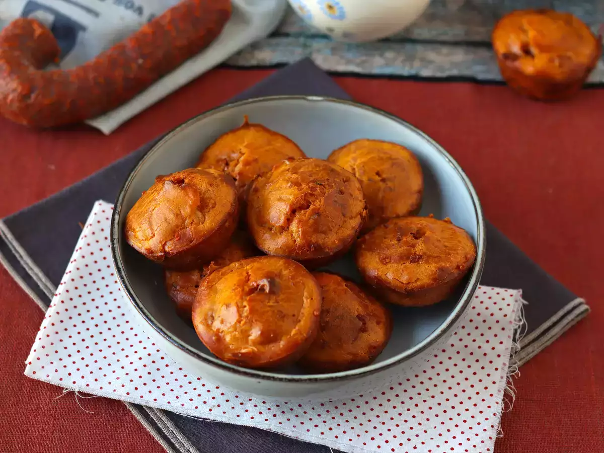 Mehki in začinjeni mafini s chorizom - fotografija 2