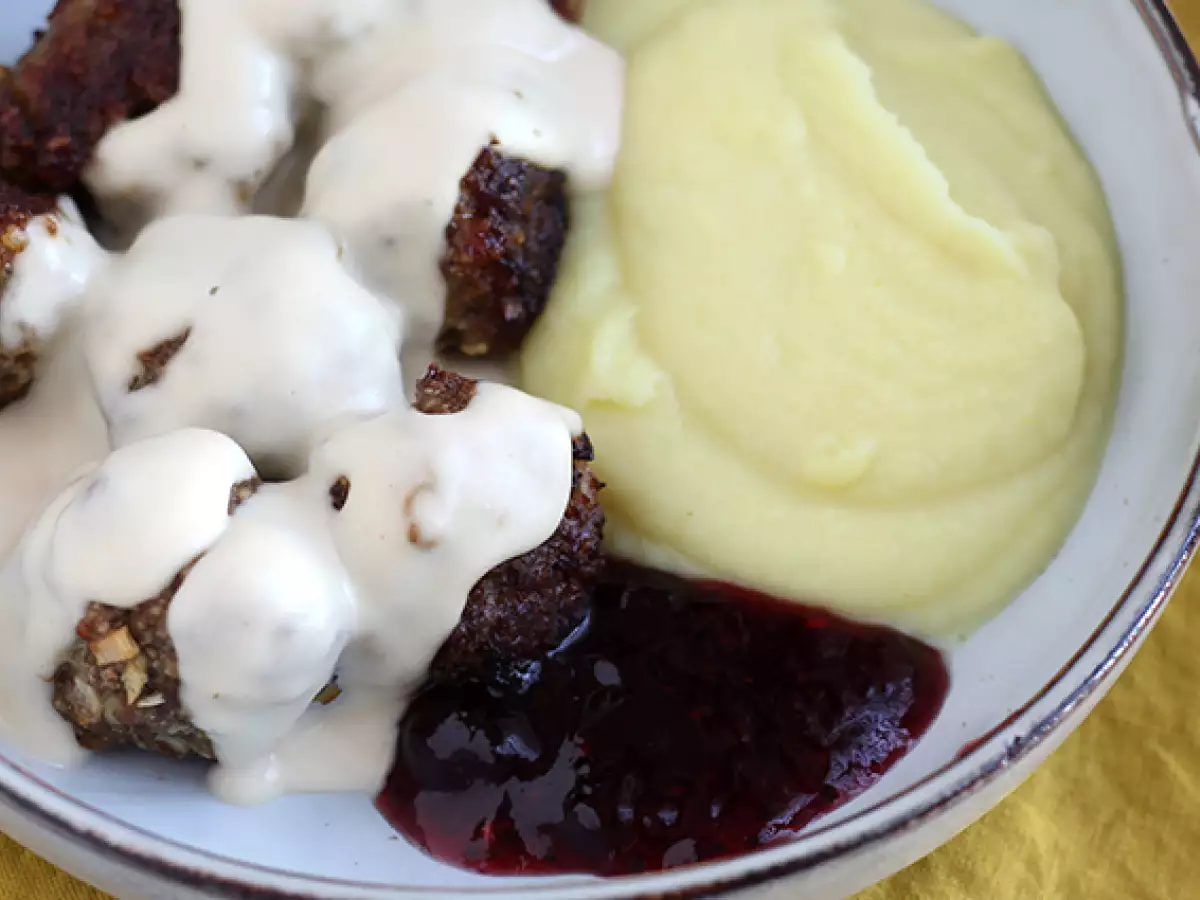 Mesne kroglice IKEA z belo omako - fotografija 2