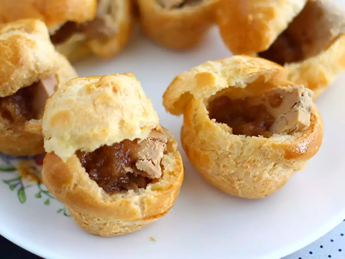 Mini princeske s foie grasom in čebulnim konfitom - fotografija 2