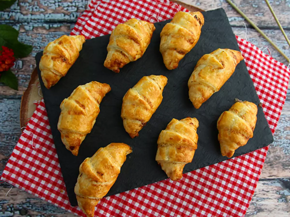 Mini rogljički iz listnatega testa s šunko in svežim sirom