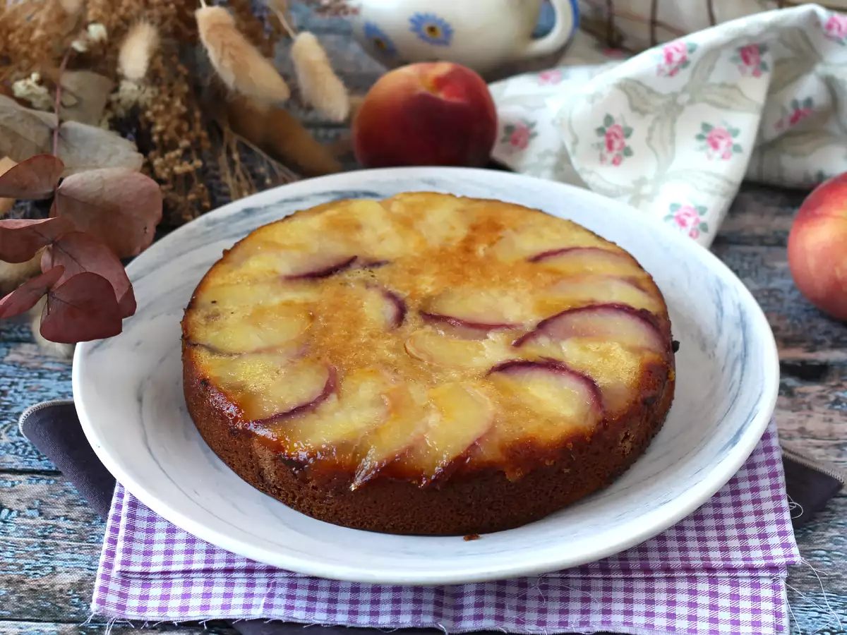 Obrnjena breskova torta – sočna, mehka in karamelizirana - fotografija 2